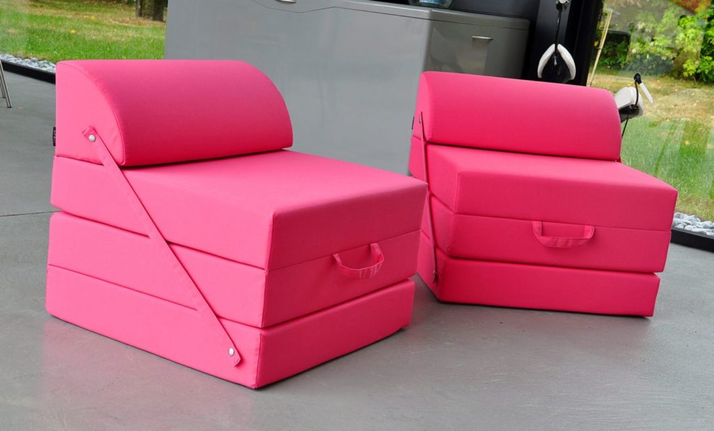 pouf exterieur design en tissu rose pour terrasse