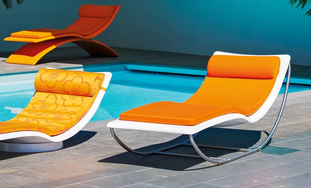 bain soleil design avec matelas orange pour terrasse