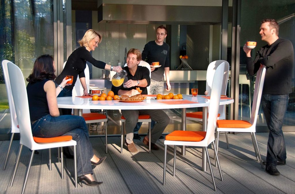 Table ovale Passion ambiance blanc et orange Art'Mely table jardin ovale design pour petit dejeuner