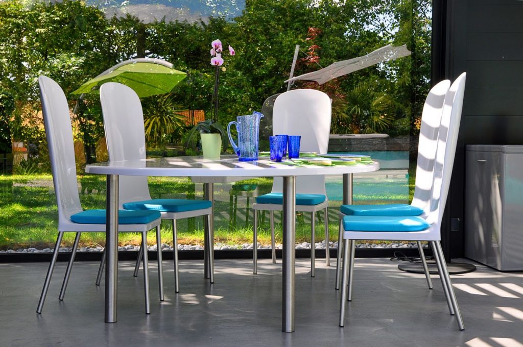 table jardin ovale design blanche avec 6 chaises